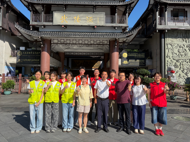 把关怀送到岗位上！tyc522cc太阳成集团教师赴武陵源景区慰问暑期实习生